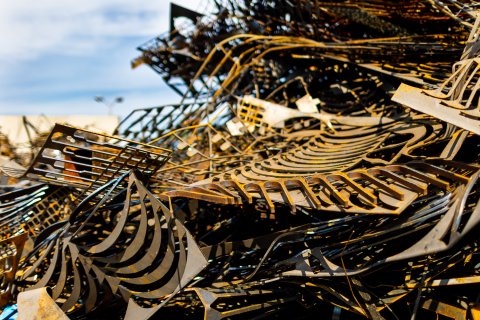 Výkup železa; Vykupujeme železný šrot, plechy, ocelové třísky a litinu.